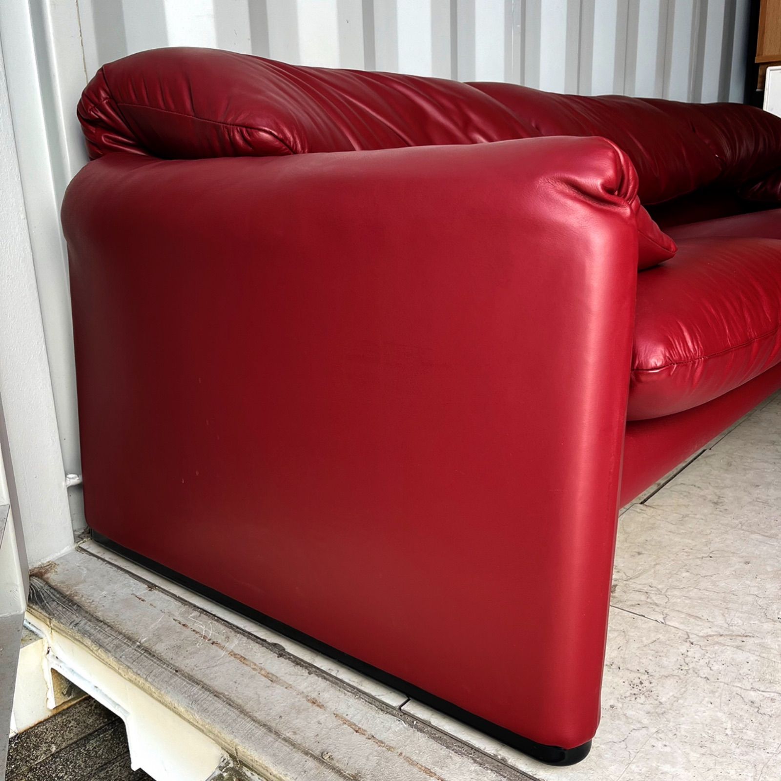 取付無料！マラルンガ 高級 おしゃれインテリア本革レッド3人掛けソファ✨ ソファ 3人掛け 総革 本革 レザー ソファー チェスターフィールド 高級