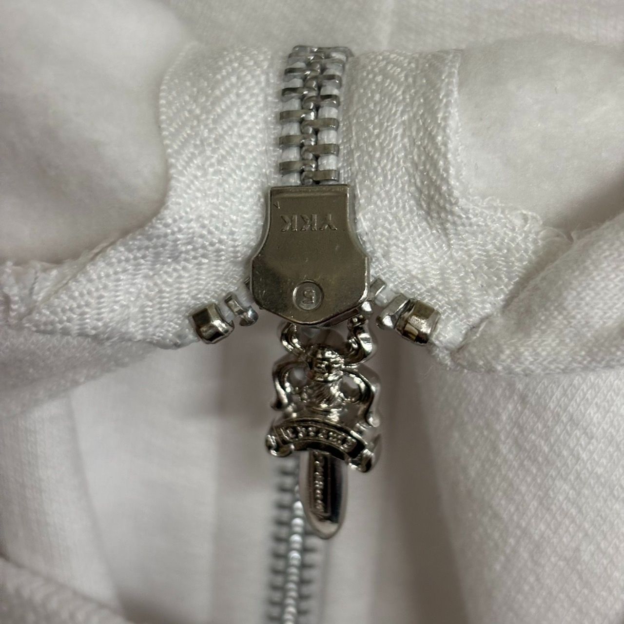 Chrome Hearts クロップドパーカー ホワイト CHROME HEARTS（クロムハーツ） 【新作・新品】CHROME HEARTS ロゴ