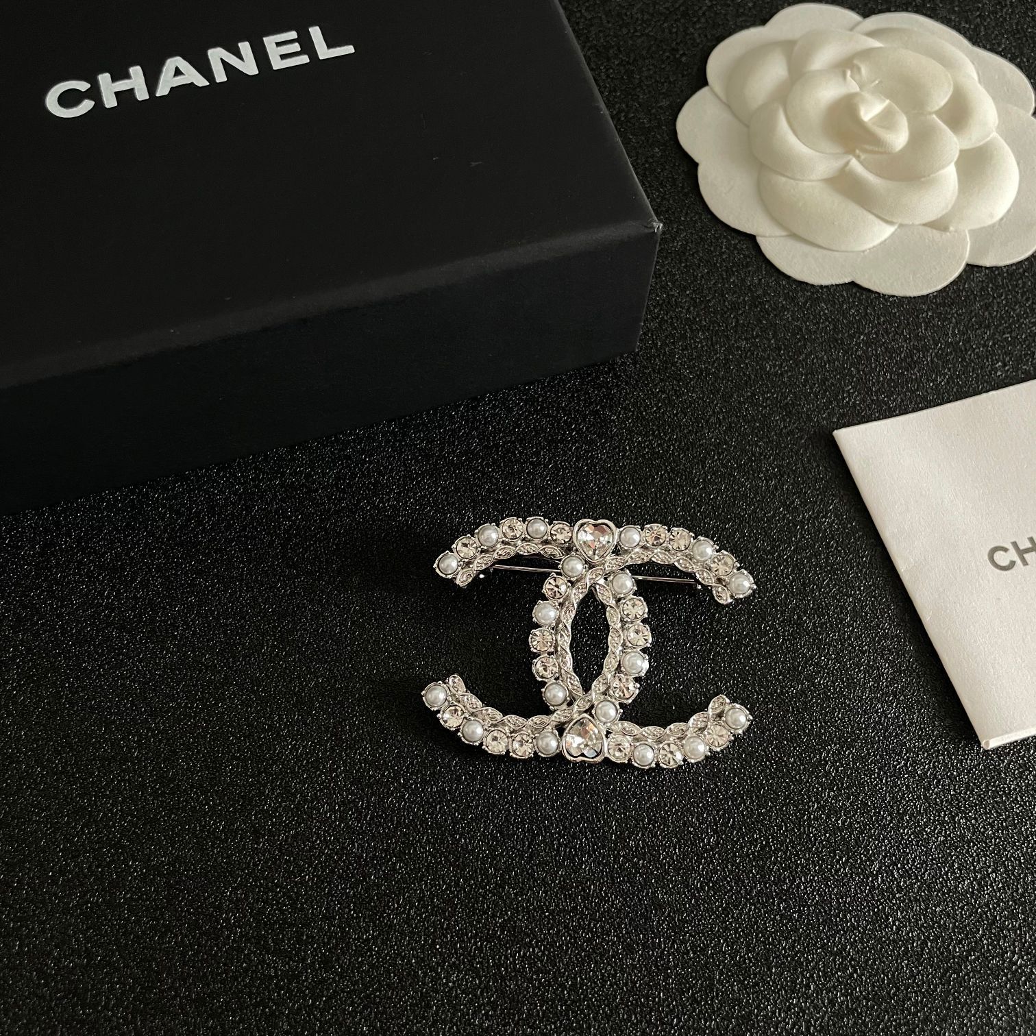 今日特価】CHANEL シャネル 専門店新商品と同時期に発売 胸ピン