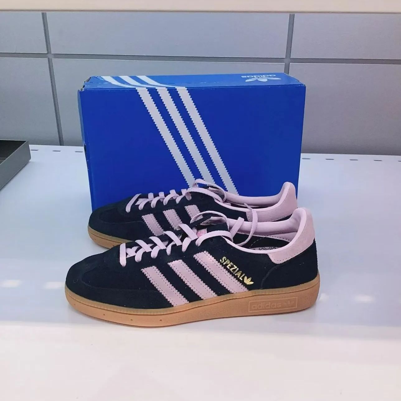 人気モデル新品未使用 adidas ハンドボール スペツィアル / HANDBALL SPEZIAL カジュアルスニーカー 男女同型です - メルカリ