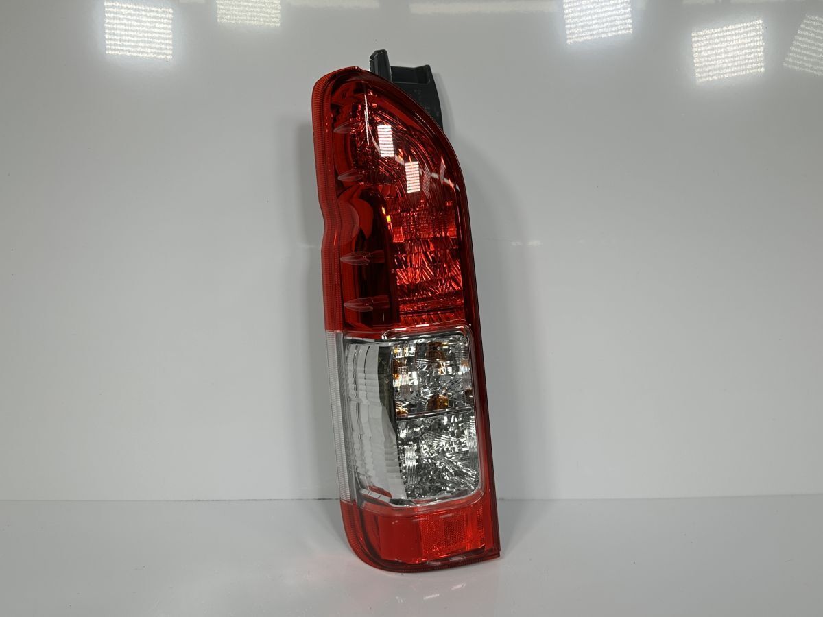 ☆新車外し品☆美品☆トヨタ・ハイエーステールライト・左右セットNo.26 新車外し 美品】トヨタ 200系 ハイエース 純正 テールランプ