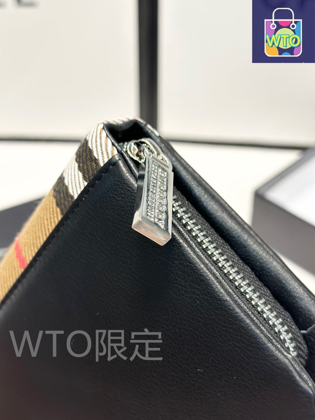 【値下げ12000円→10000円】バーバリー　レザーハンドバック 本日限定特価】バーバリー メンズ レザー ハンドバッグ 21×11cm