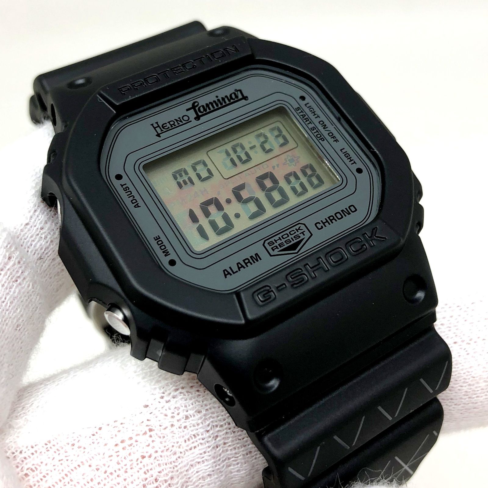ヘルノ別注「G-SHOCK」発売、ブラックベルトに三角格子ラインが