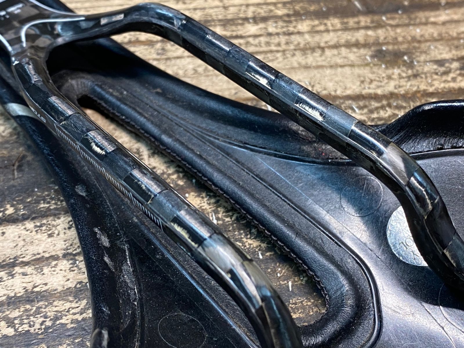 カーボンレール