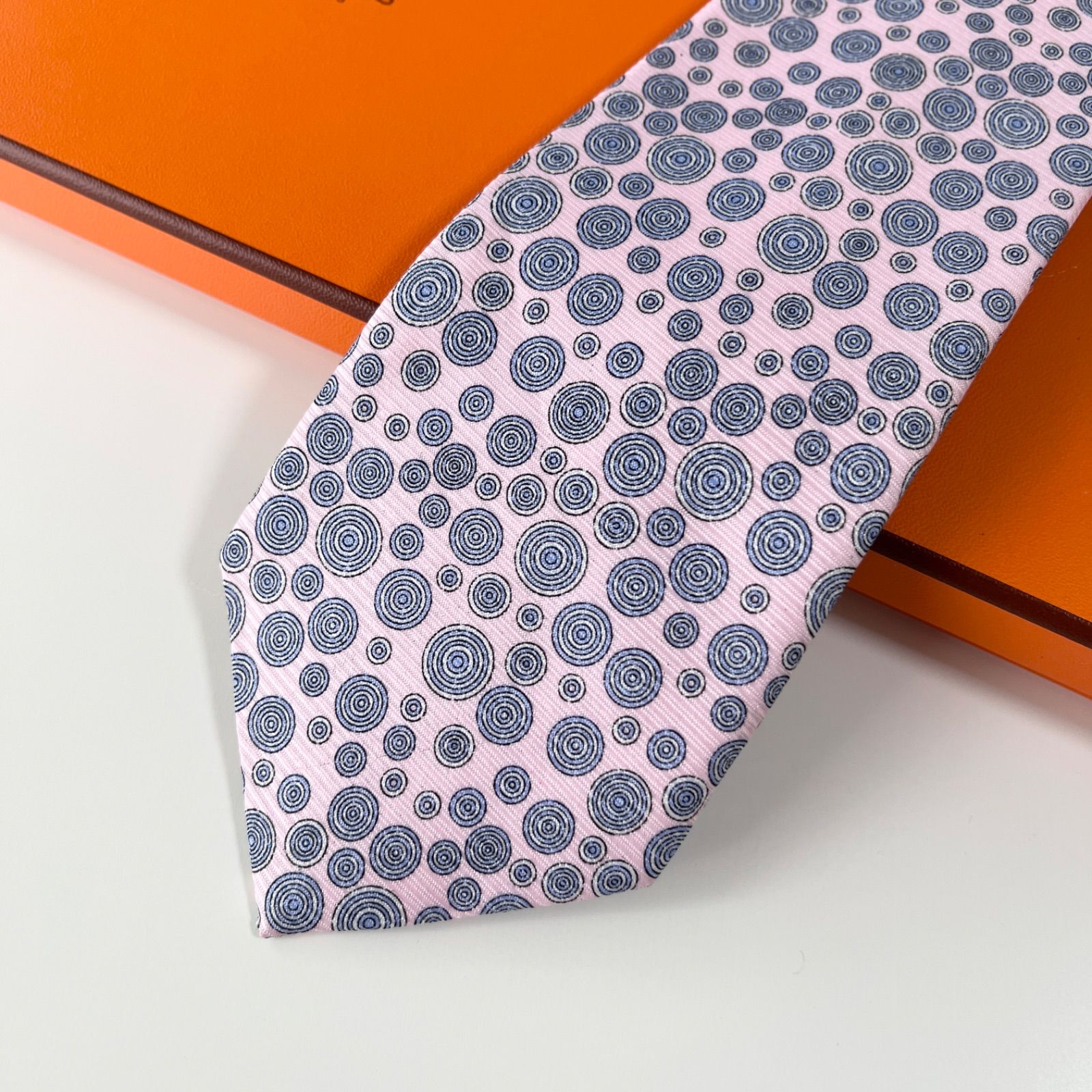 美品 HERMES エルメス ネクタイ シルク100% サーモンピンク 美品 HERMES エルメス ネクタイ シルク100% サーモンピンク 水玉