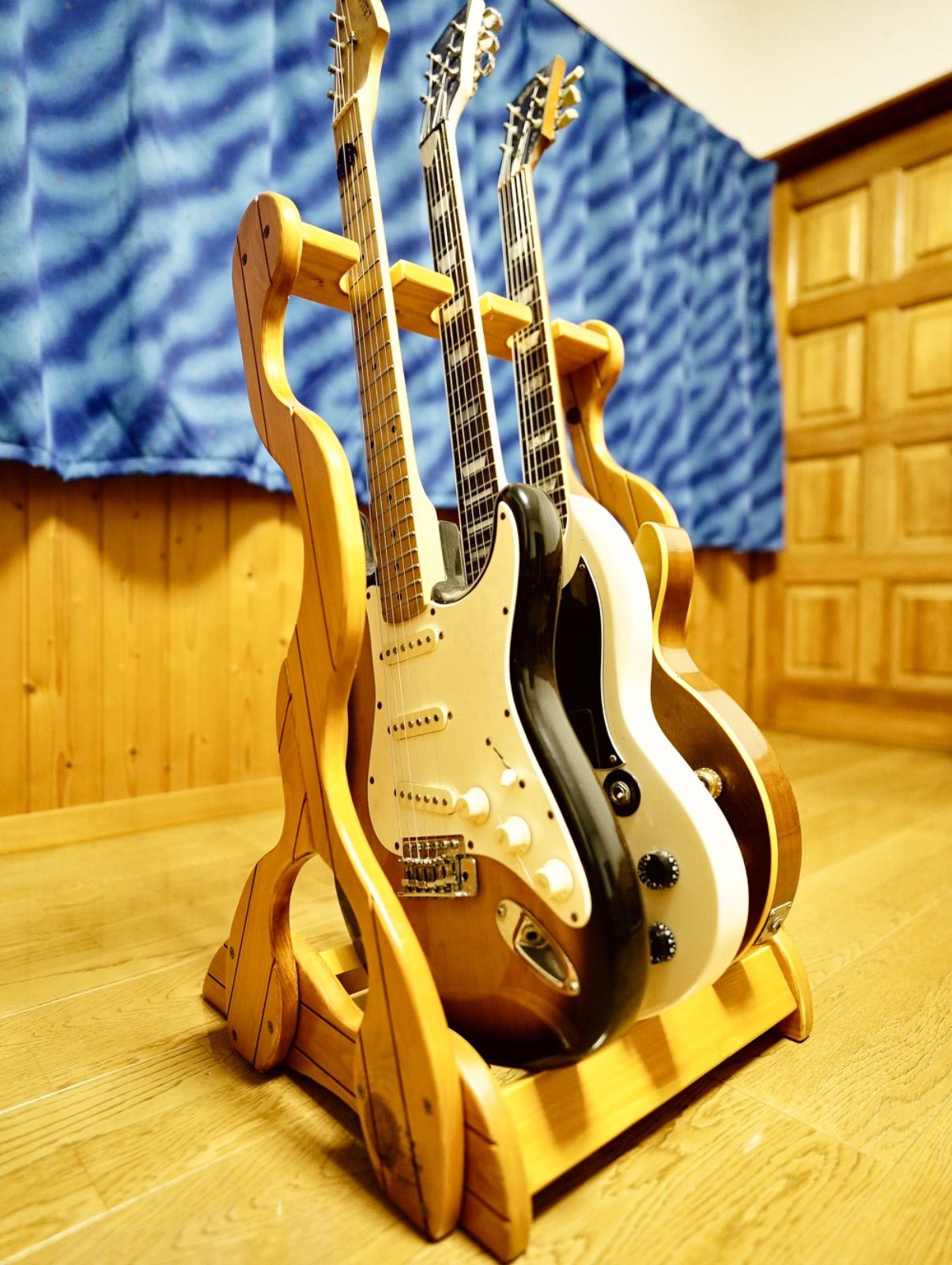 24時間以内に発送 手作り木工 木製ギタースタンド ニス仕上げ 溝模様 ３本掛け
