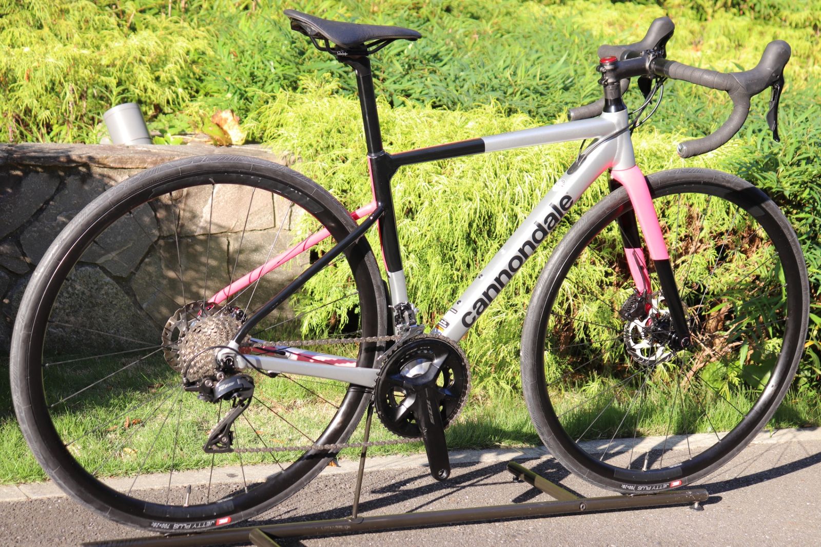 激安で季節を先取り。 キャノンデール CANNONDALE CAAD13 DISC TEAM REPLICA 2025 48サイズ シマノ 105 R7120 12S アルミ ロードバイク さいたま浦和店