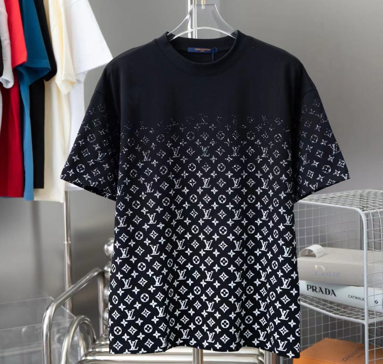 LOUIS VUITTON グラデーションロゴをプリントしたアルファベット半袖Tシャツ