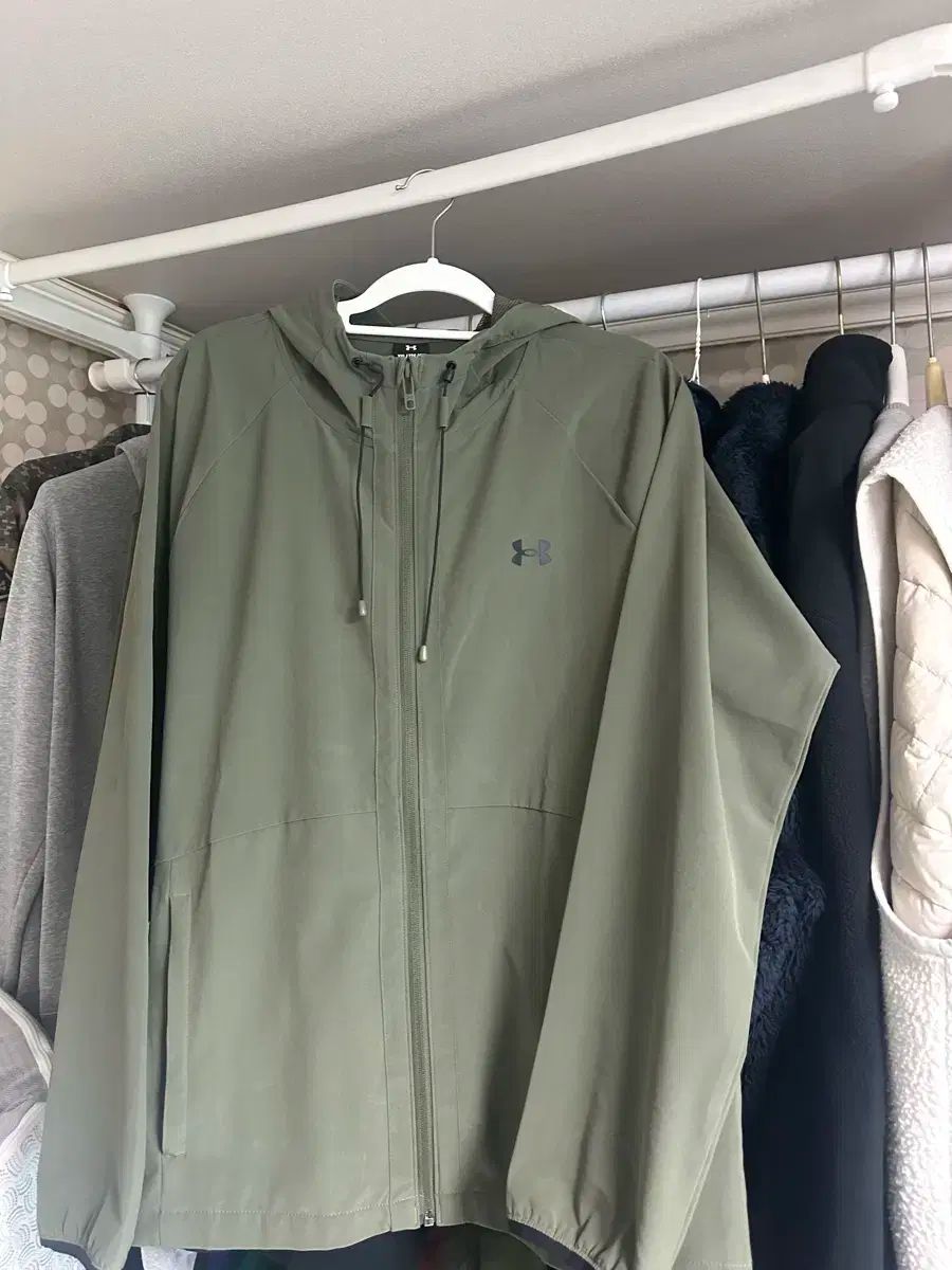 定価8800円 新品 under armour ウインドブレーカー 定価8,800円 新品