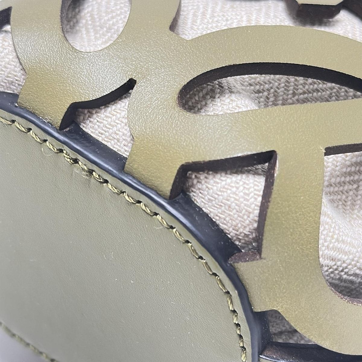 LOEWE レザー カーキ 袋付き アナグラム ワンショルダーバッグ 8650