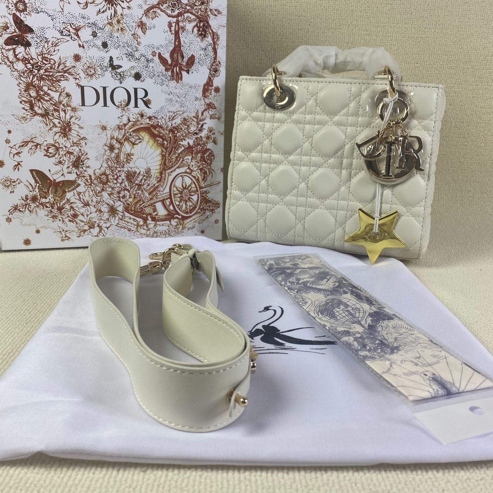 CDIOR】 レディーディオール ミディアムバッグ Lady Dior ホワイト 新品未使用 - メルカリ