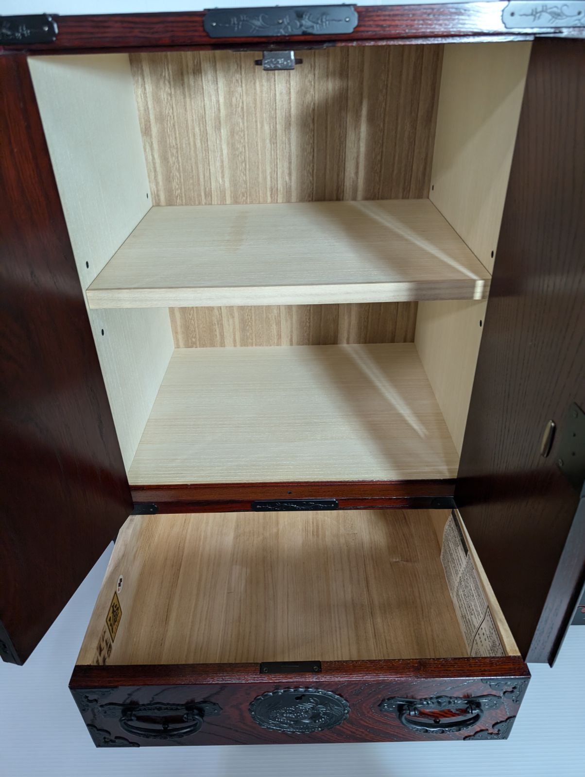 仙台箪笥 帖面箪笥 拭き漆塗り 民芸家具 工芸品 鍛造金具 牡丹 - メルカリ