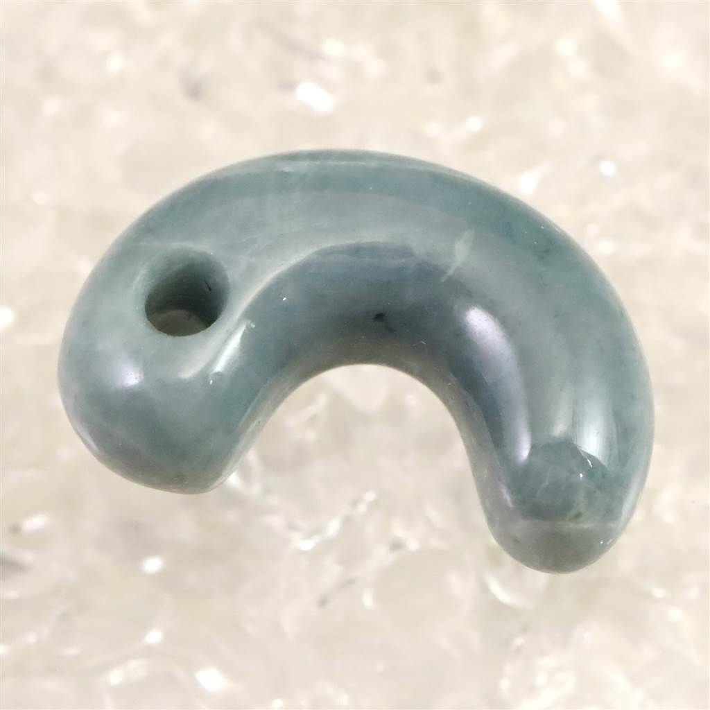 糸魚川翡翠‼️青翡翠‼️勾玉‼️希少‼️高品質‼️正規品‼️元枠 作‼️大18.1g‼️破格出品 勾玉 糸魚川翡翠 （いといがわひすい） 青翡翠 透過 （入りコン