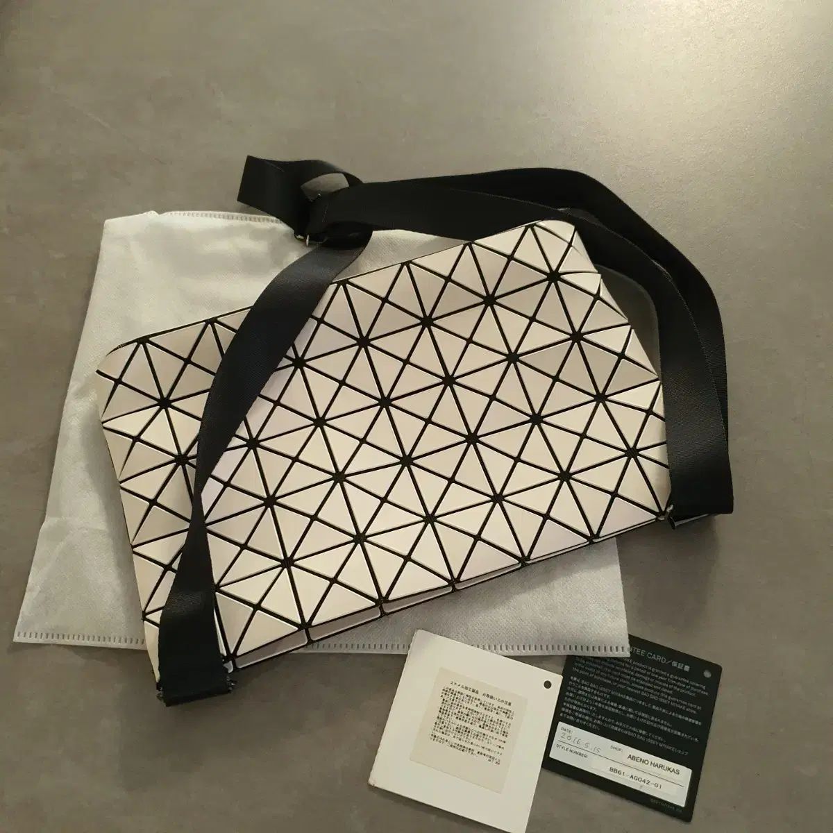 BAO BAO ISSEY MIYAKE バオバオイッセイミヤケ ホワイト クロスバッグ