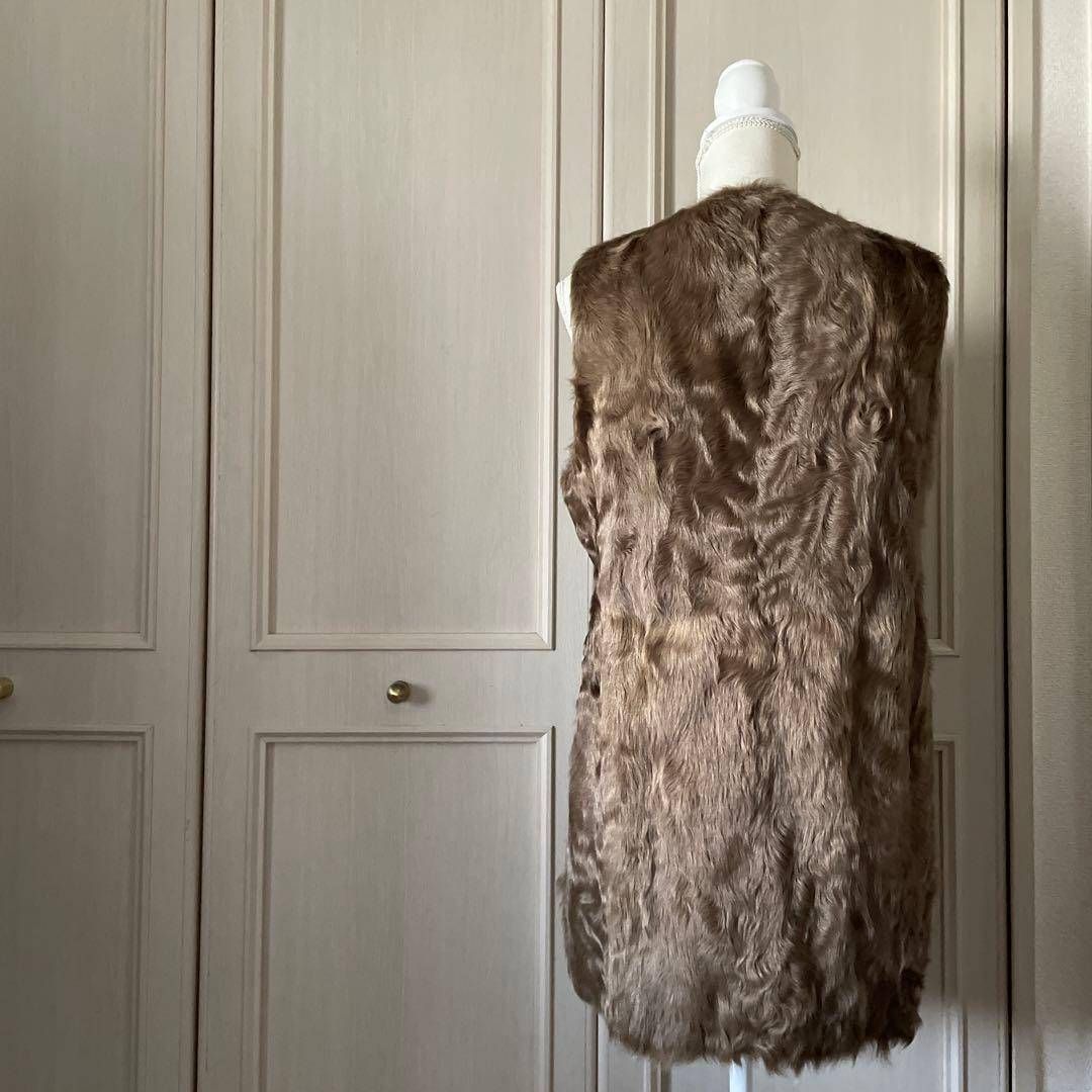  WhimGazette ウィムガゼット 毛皮 ジレ ベスト キャメル ロング お呼ばれ デート オフィスカジュアル 食事会 ノースリーブ シャツ ブラウス