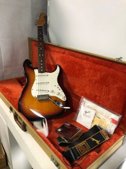 38. フェンダー エレキギター ハードケース付