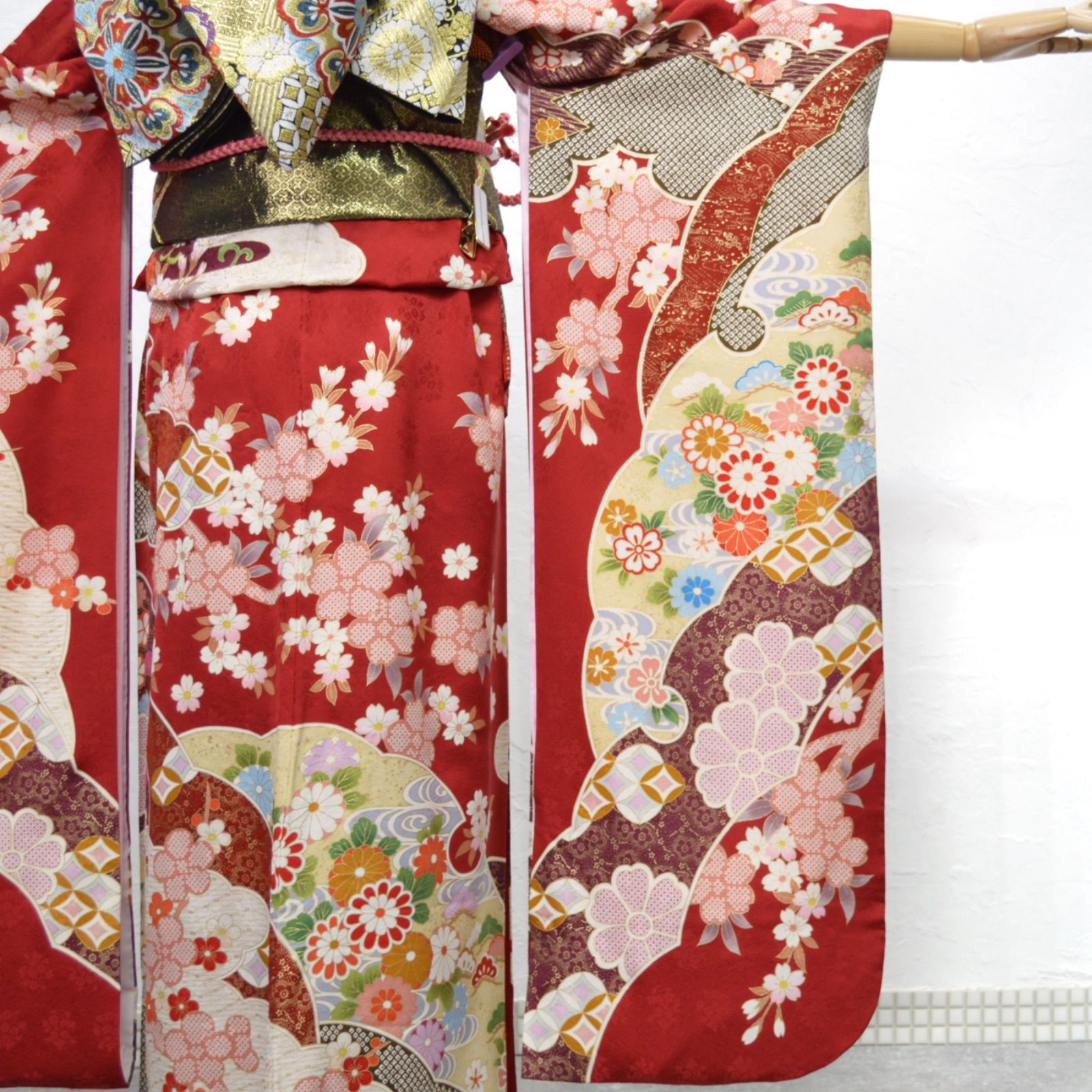 美品》正絹 振袖フルセット M〜Lサイズ 成人式 金駒刺繍 赤地 古典