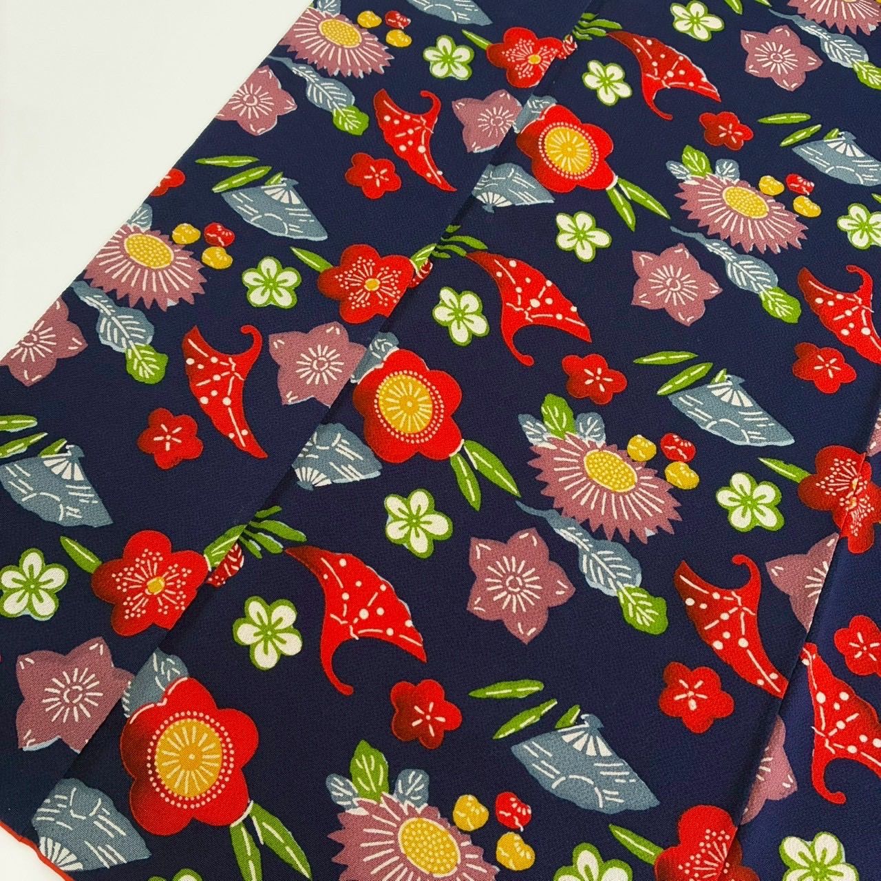 紺色の縮緬地に一面に花が咲き誇る、華やかな正絹のお着物です No.1138 【ご好評により完売】【正絹 京友禅】きりりとした濃紺に