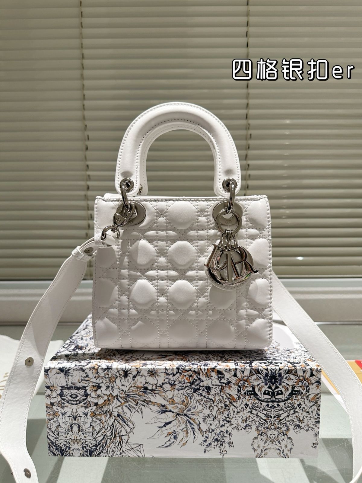 今日特価】Dior Lady Dior Lambskin Bag with Foldable Gift Box