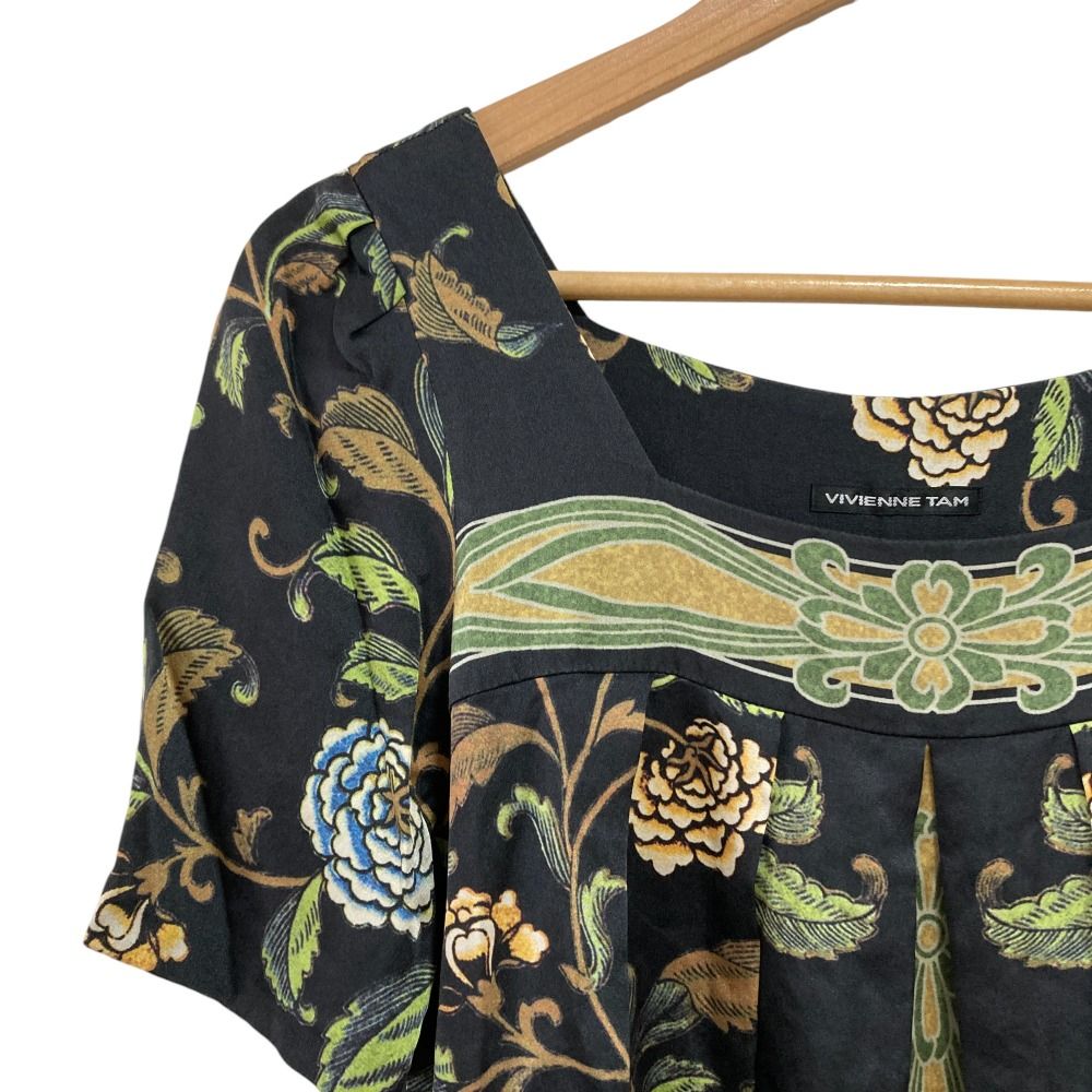 【美品】VIVIENNE TAM ブラウス 花柄 半袖 美品 VIVIENNE TAM ヴィヴィアンタム フラワー刺繍 チャイナ