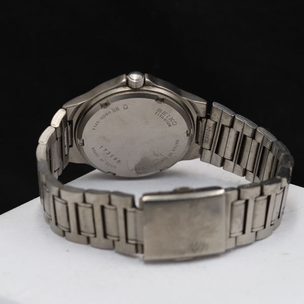 稼働 セイコー V145-0D60 チタニウム デイト ラウンド ソーラー
