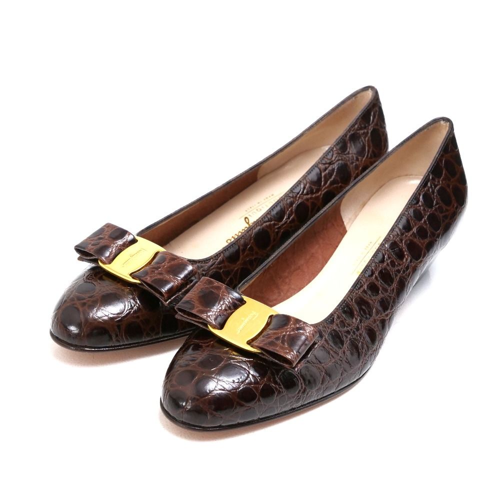 未使用さん♥フェラガモFerragamo ロゴプレートパンプス5.5C