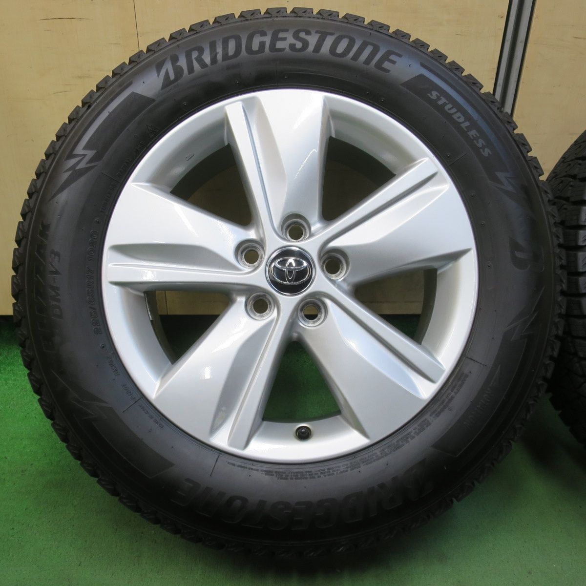 バリ溝 23年 キレイ 9.5分 トヨタ 60系 ハリアー 純正 225 65R17 スタッドレス ブリヂストン ブリザック DM-V3 17インチ PCD114.3 5H 5100406イス