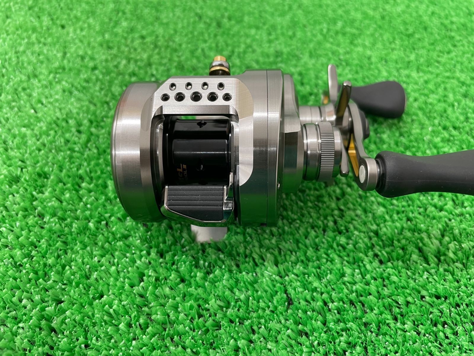 【未使用】シマノ 23 カルカッタコンクエストBFS XG RIGHT シマノ カルカッタ コンクエスト BFS XG 右 (リール) 価格比較