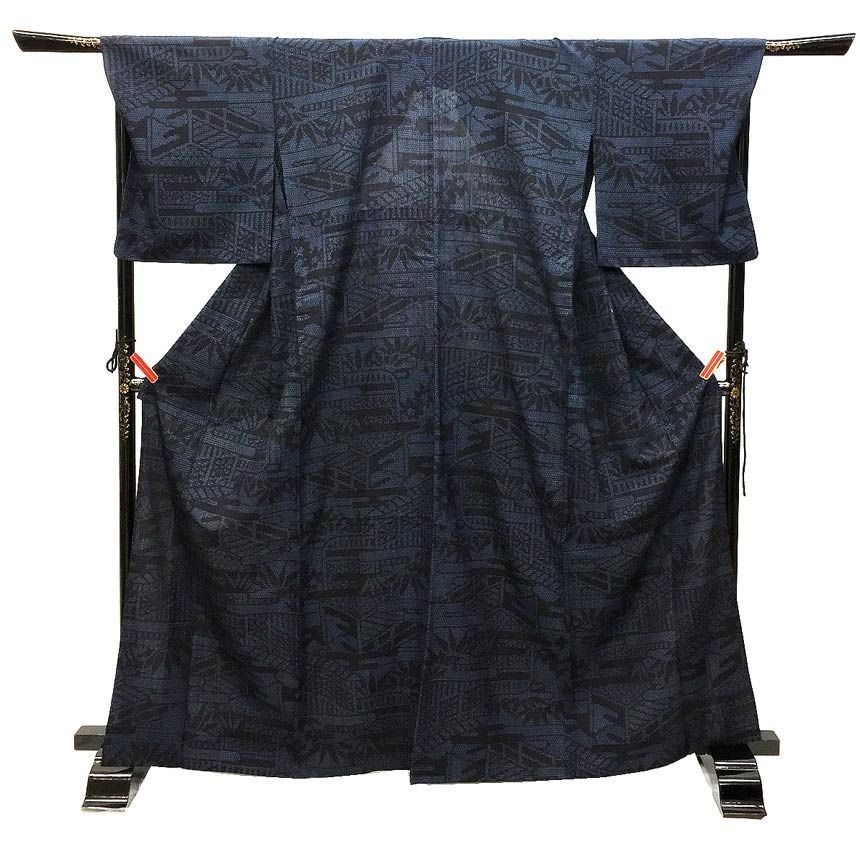 京やH156 正絹 特選 伝統工芸品 結城紬 紺藍 亀甲絣 笹文様 家屋文様 ネイビー 結城織 絣柄 単衣の時期の着物 単衣仕立て ひとえ 裄70cm 裄たっぷり 身幅大 ゆったりサイズ 仕立て上がり 絹100％ カジュアル 5月下旬から6月9月10月初旬