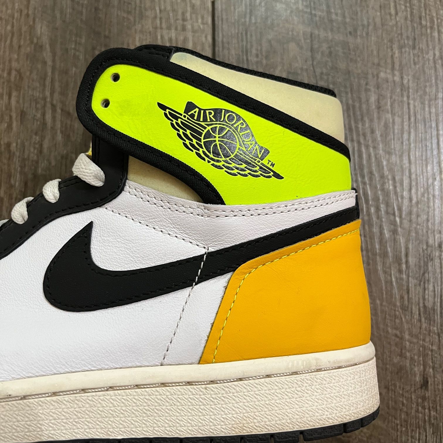 国内正規 NIKE AIR JORDAN 1 RETRO HIGH OG WHITE/VOLT-UNIVERSITY 