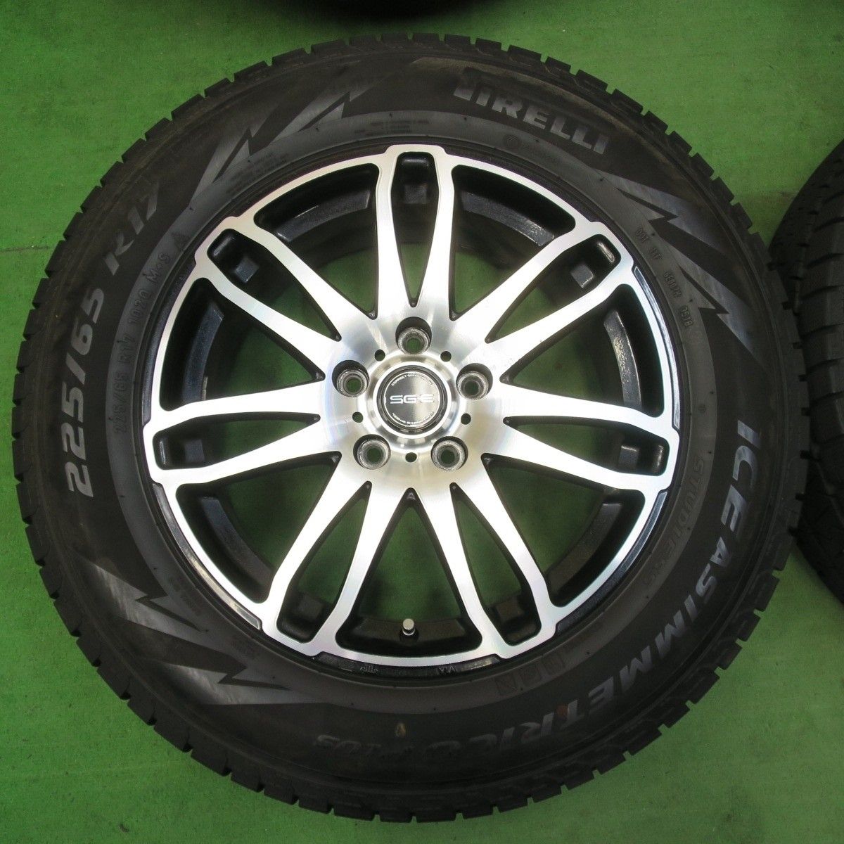 バリ溝！9.5分以上☆スタッドレス 225/65R17 ピレリ アイス 