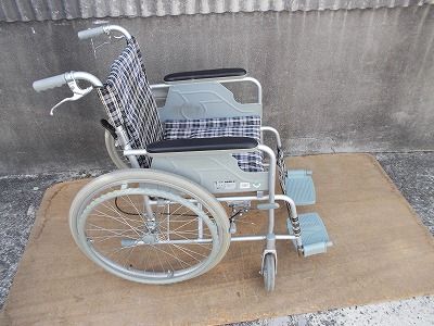 送料無料（一部地域を除く）幸和製作所 ハンドブレーキ付きアルミ製車いす