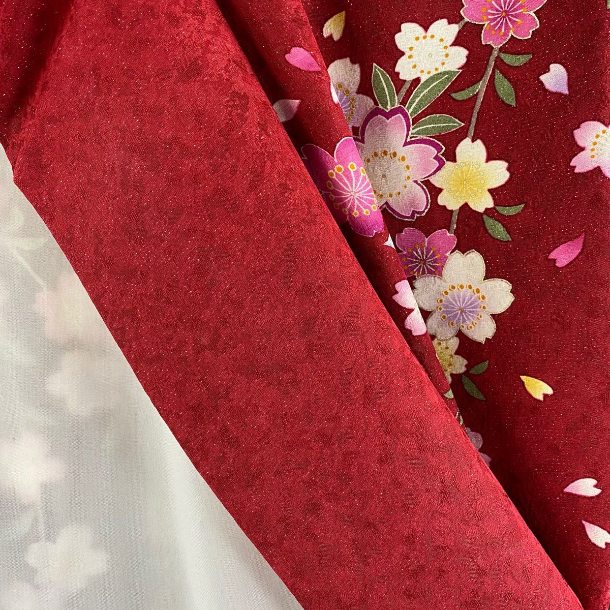 正絹 振袖 朱赤×梅花模様 金彩入り 身丈168 裄68 袖丈110 正絹 振袖 朱赤×梅花模様 金彩入り 身丈168 裄68 袖丈110 - メルカリ