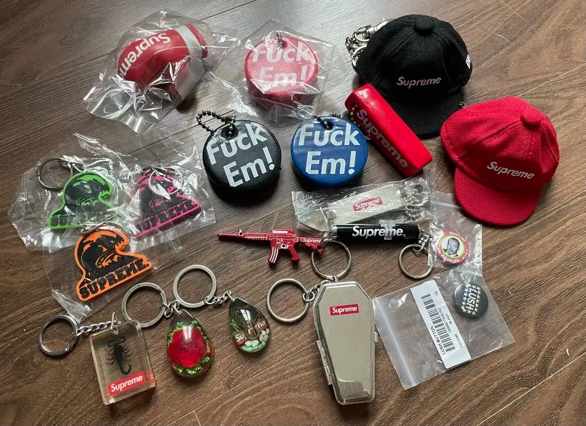 シュプリーム キーホルダー ウールコレクション