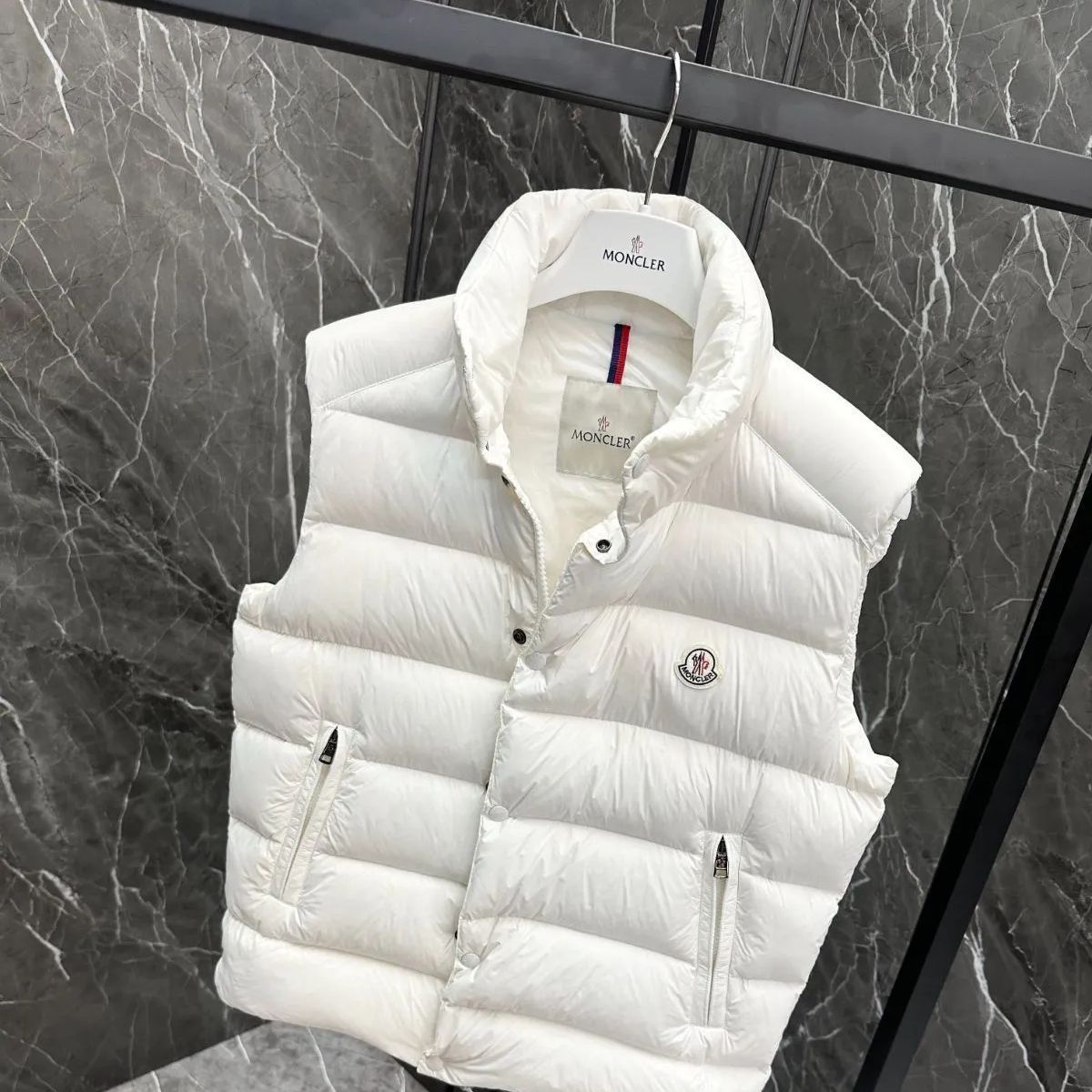 MONCLERモンクレール 白いクラシックメンズダウン｜
