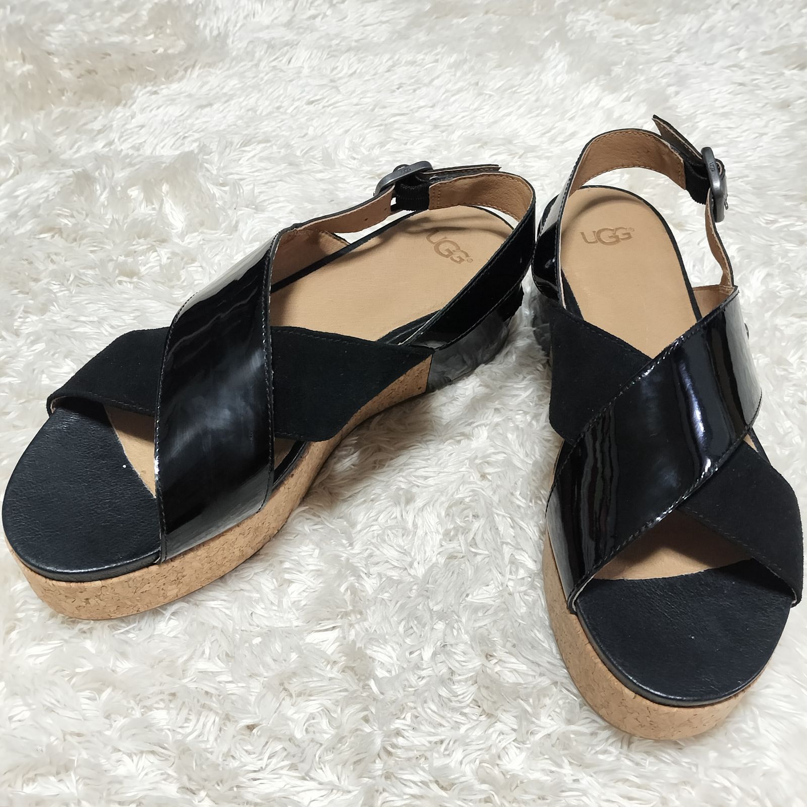 先着クーポン配布中 UGG ショシャナ USA8 25cm相当 ブラック エナメル スエード クロスストラップ 厚底 コルクソール