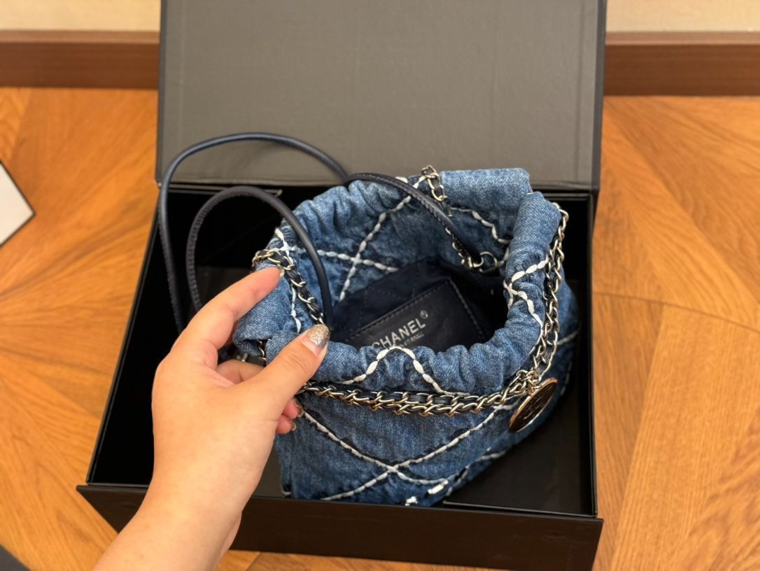 シャネルCHANELのショッピングバッグには、財布、キーバッグ