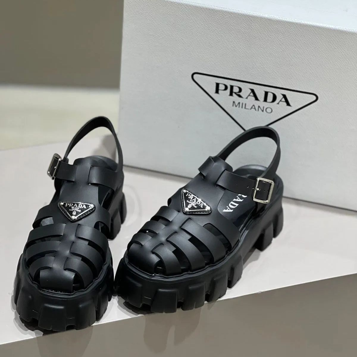 大人気ですプラダ/PRADA　フォームラバー サンダル　厚底　フィッシャーマン グルカサンダル　超美品　レディース☆メンズ　黒　新品未使用