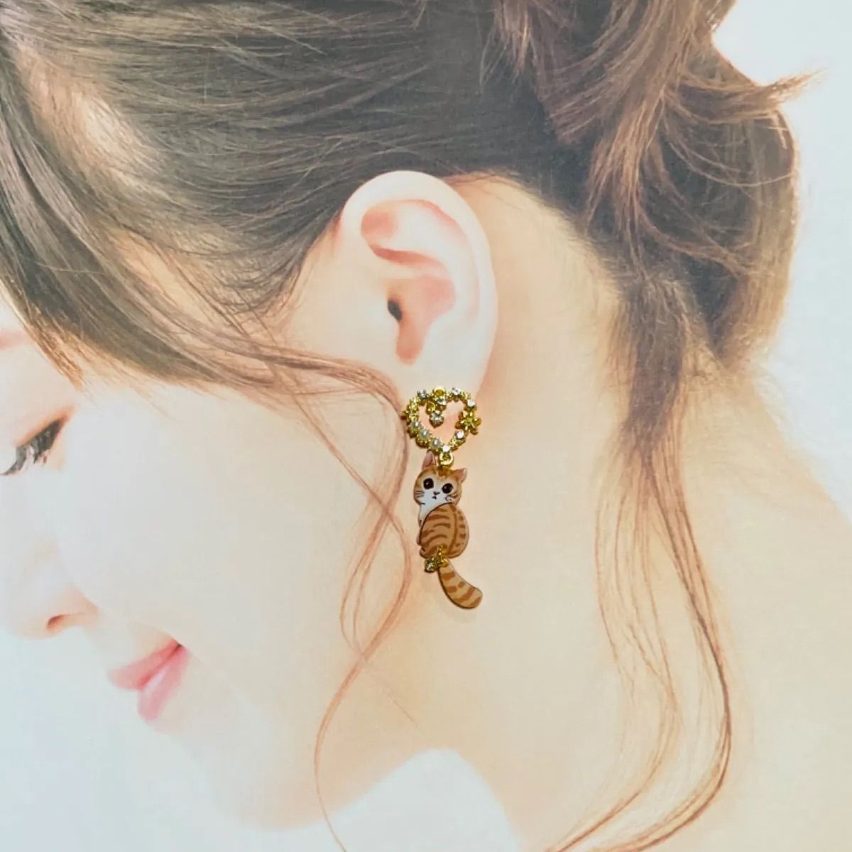 ハンドメイド ハート&しっぽフリフリ茶白トラ猫ちゃん〈ピアス