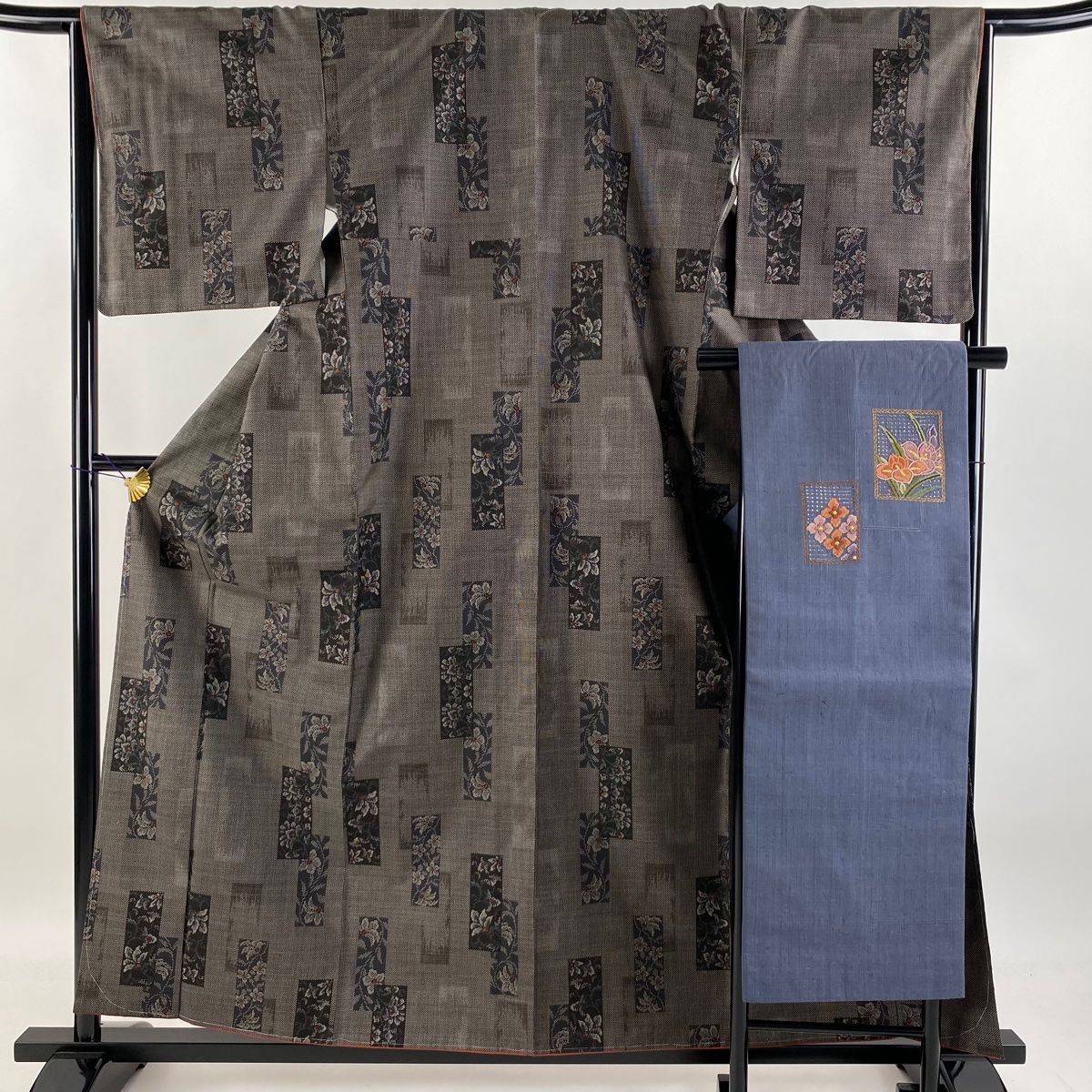 大島紬 身丈158.5cm 裄丈66cm M 袷 名古屋帯セット 純泥染 証紙 短冊 草花 灰茶 正絹 秀品