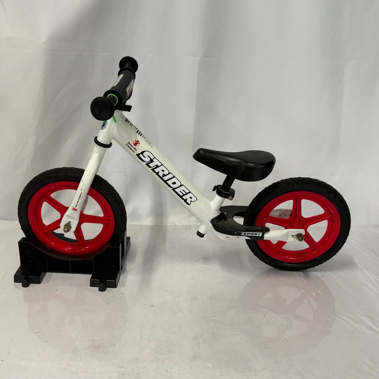 ストライダー セーブザチルドレンモデル ホワイト×レッド　スポーツ　12インチ ストライダー セーブザチルドレンモデル ホワイト×レッド