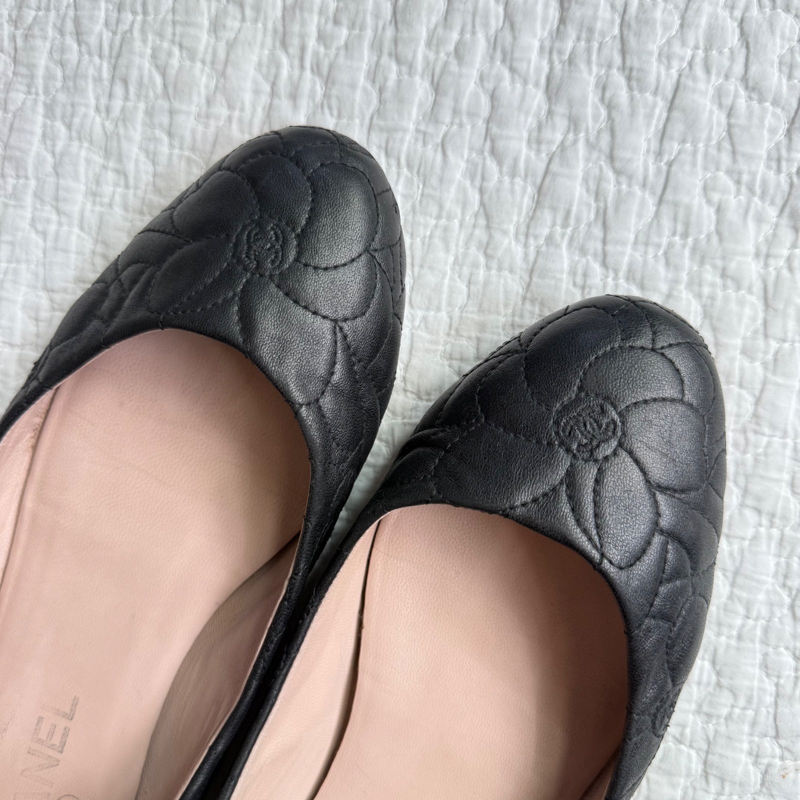 CHANEL ブラックレザー フラットシューズ サイズ361/2 043074_1.jpg