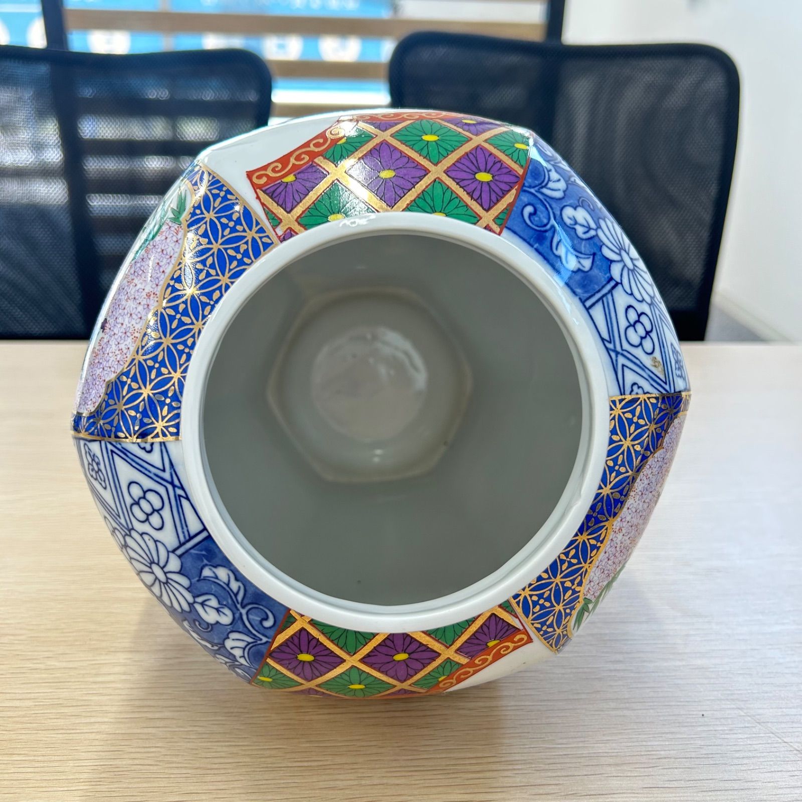 有田焼　大壺　飾り壺　金彩　満開の桜に御所車 有田焼 大壺 飾り壺 金彩 満開の桜に御所車