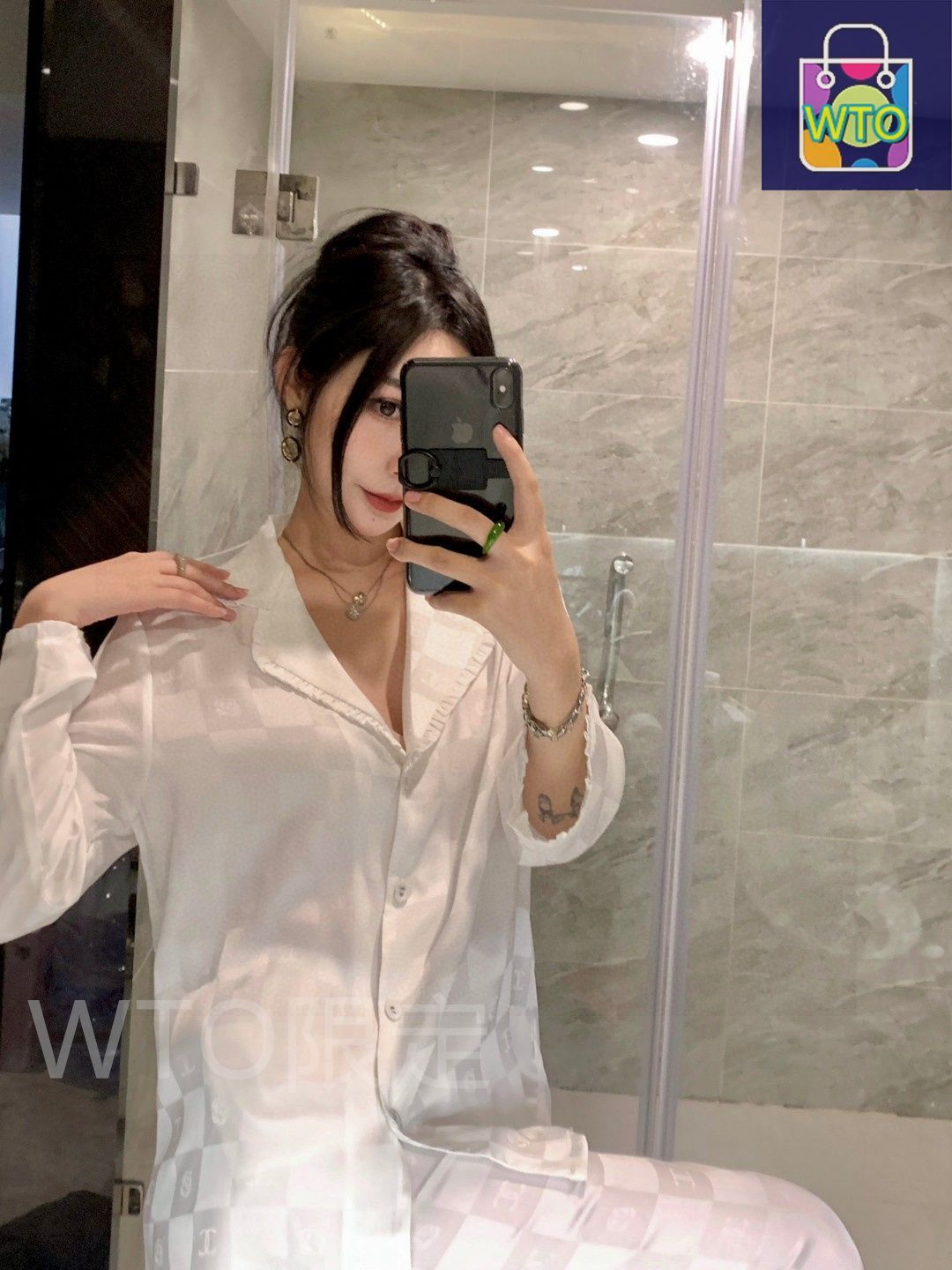 これは CHANEL シャネル の新モデルのパジャマです 原単品質で 女性用の 2 ピースセットで 長袖と長パンツの組み合わせです 大変おすすめの商品で クラシックなダブル C と椿のデザインが特徴です -WTO輸入1