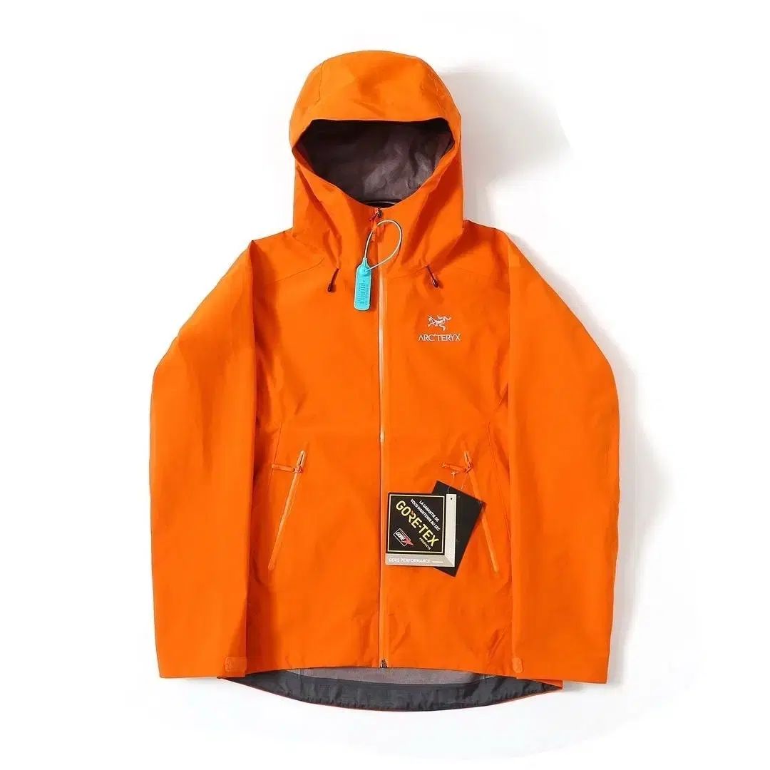 ARC'TERYX GORE-TEX オレンジ ビビッドなオレンジカラーが新鮮。アークテリクスの新ハイキング