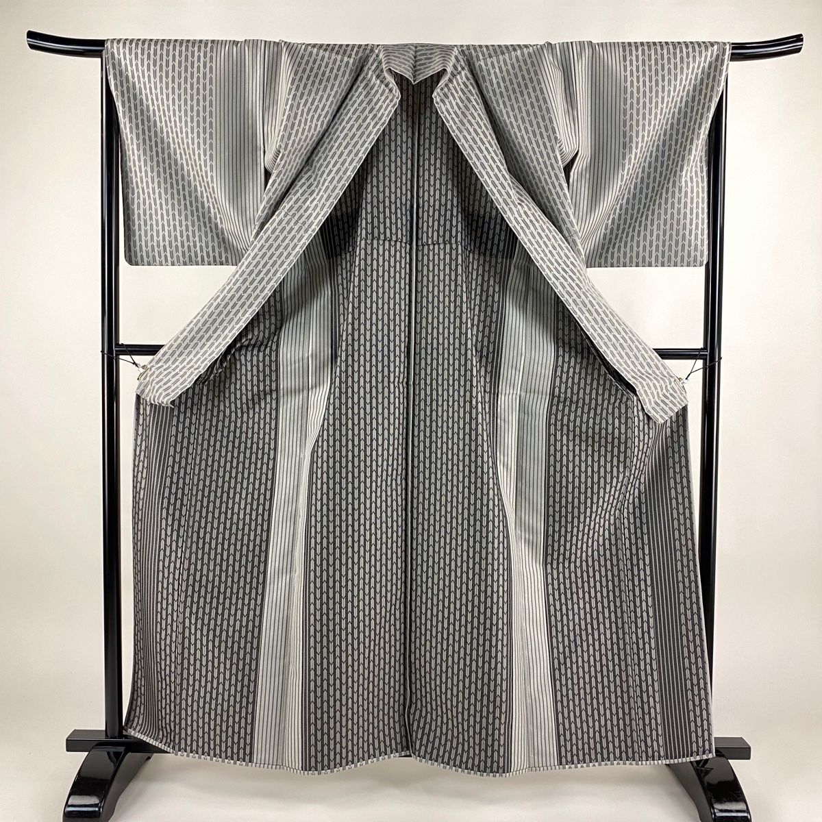 お召 身丈161.5cm 裄丈68cm L 単衣 縞 矢羽 灰色 正絹 逸品 【中古  