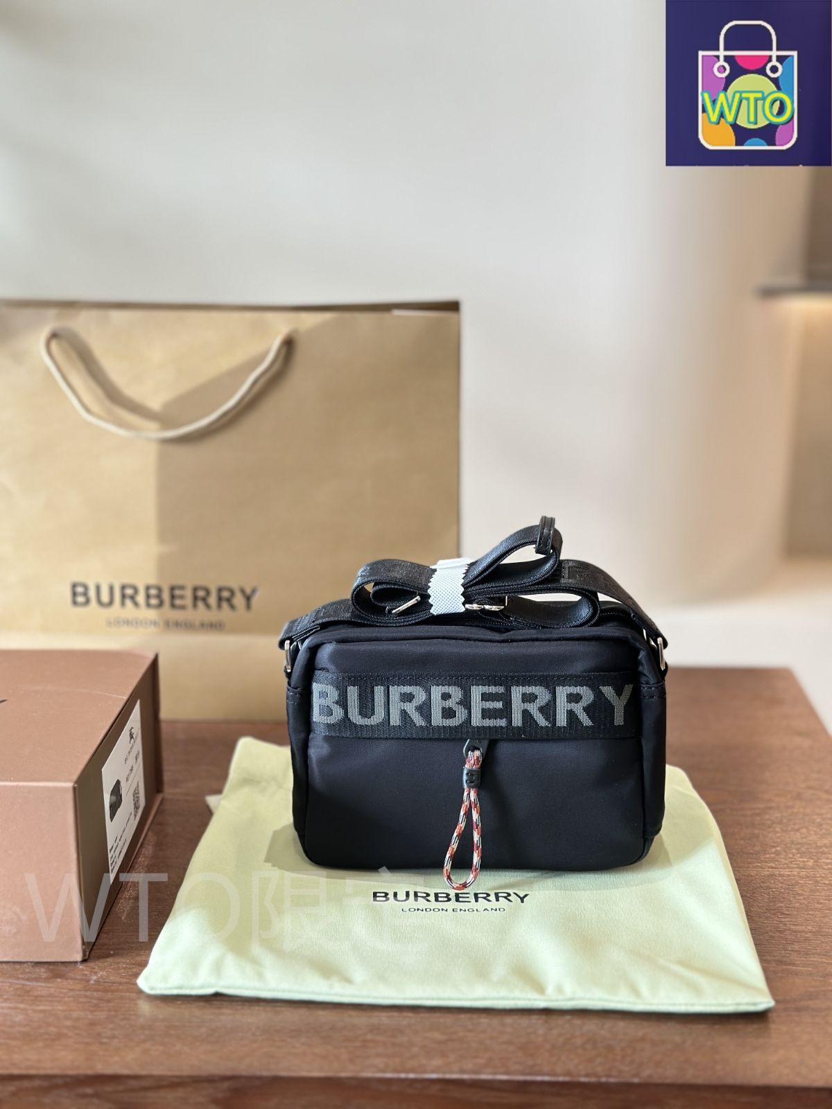 今日特価】Burberry ナイロン カメラバッグ 23cm - メルカリ