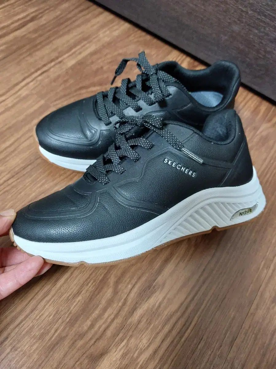 SKECHERS スケッチャーズ アーチフィット 230 黒 スニーカー