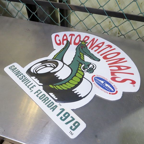 ダイカットエンボス メタルサイン NHRA GATOR NATIONALS【ブリキ看板