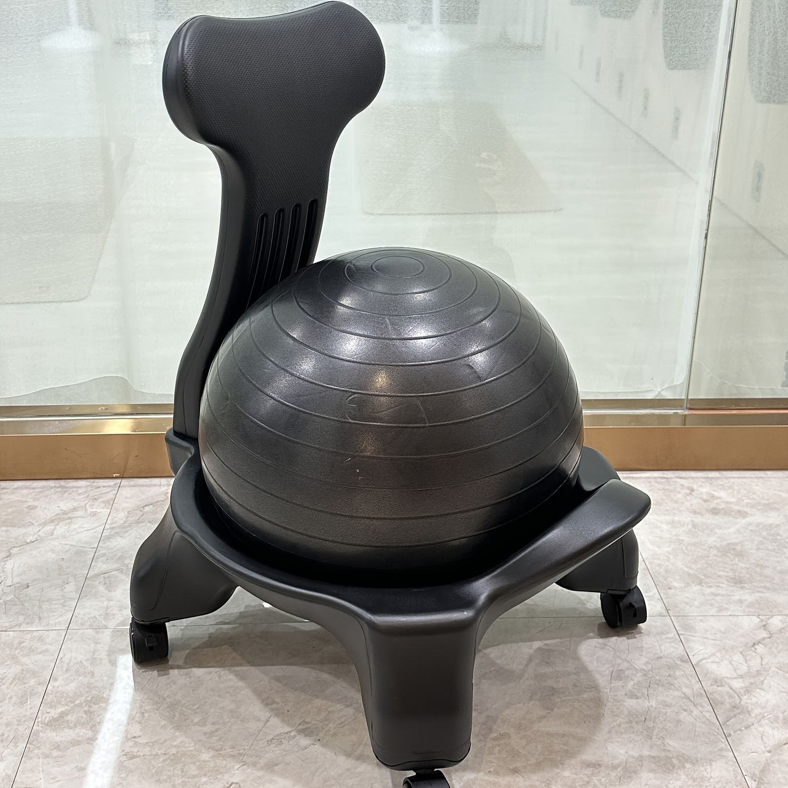 新着商品 大人向けの黒いバランスヨガボールチェアPVC素材姿勢を正しくオフィスチェアエクササイズチェア妊娠時の座り心地家庭での使用に適していますMUQ
